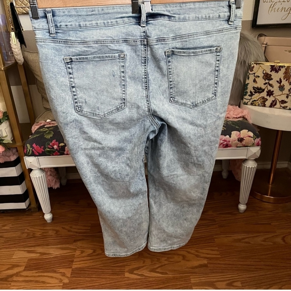Maurices mid-rise distressed cropped jeans size 24W